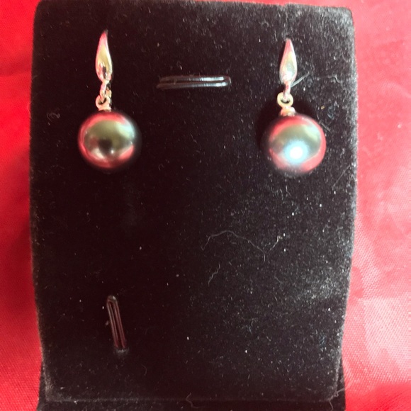 HP🎉 Tahitian 8MM Shell Pearl Dangle Earrings - Picture 2 of 3